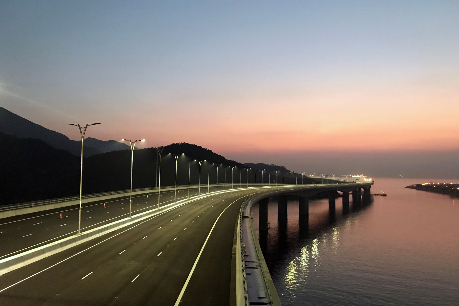 港珠澳大桥香港口岸「右上左落」行车安排