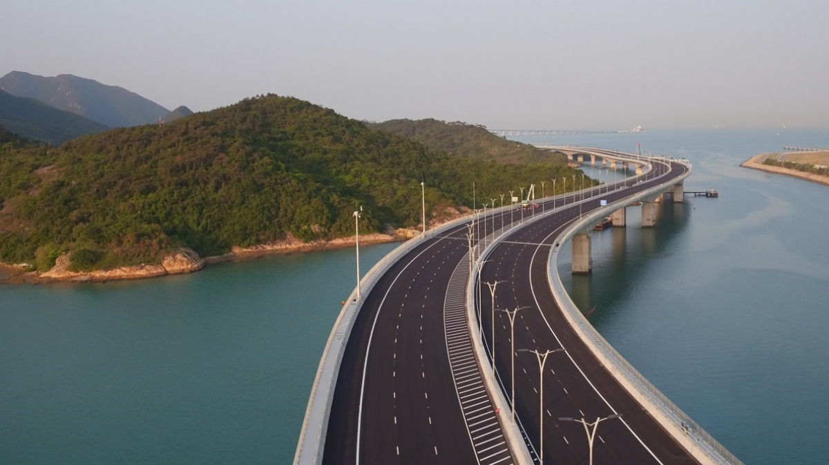 港珠澳大橋香港口岸「右上左落」行車安排